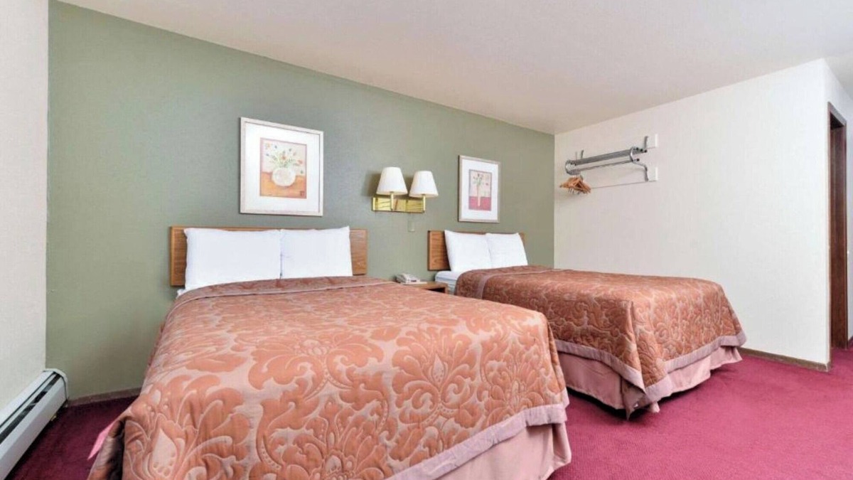 Staples Hotel | Clean Stay Near Dower Lake Adventure – Affordable and Pet Friendly