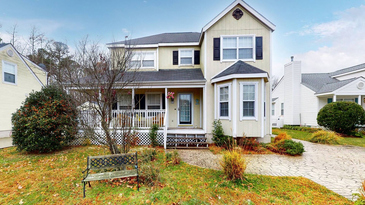 Clearwater House | Clearwater Home, perfectly located w/Shared Pool, Private Washer/Dryer, & WiFi
