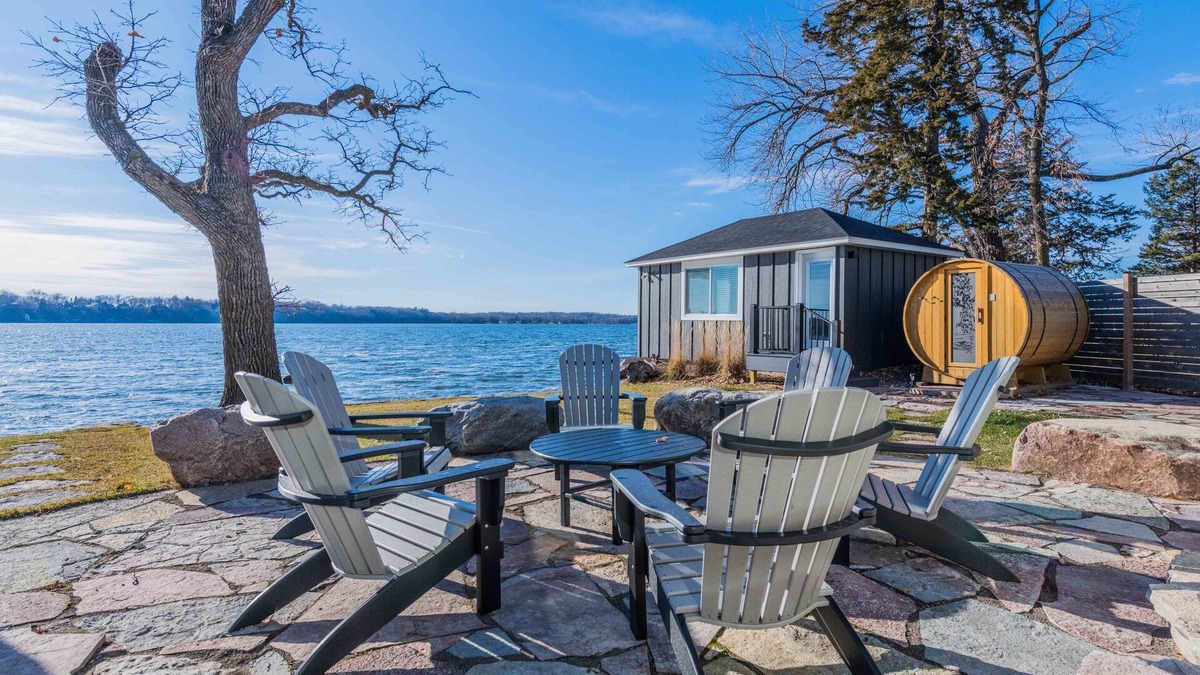 Annandale House | Clearwater Lake- Modern Cabin- Sauna, Kayaks and Paddle Board!