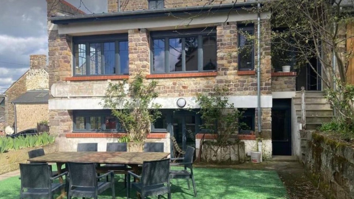 Clecy House | Clécy center, 10 min walk from the banks of the Orne .4 to 10 people adjustable rates