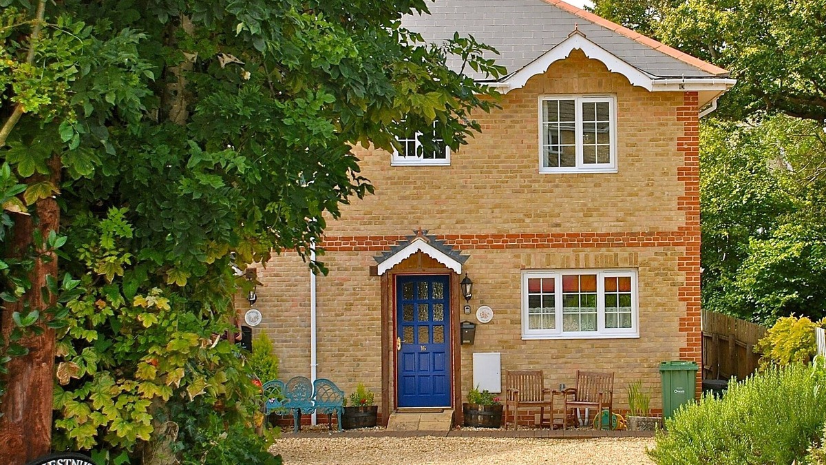 Shanklin Cottage | Clematis Cottage, Country Setting, 10 min walk to beach, Family Friendly.