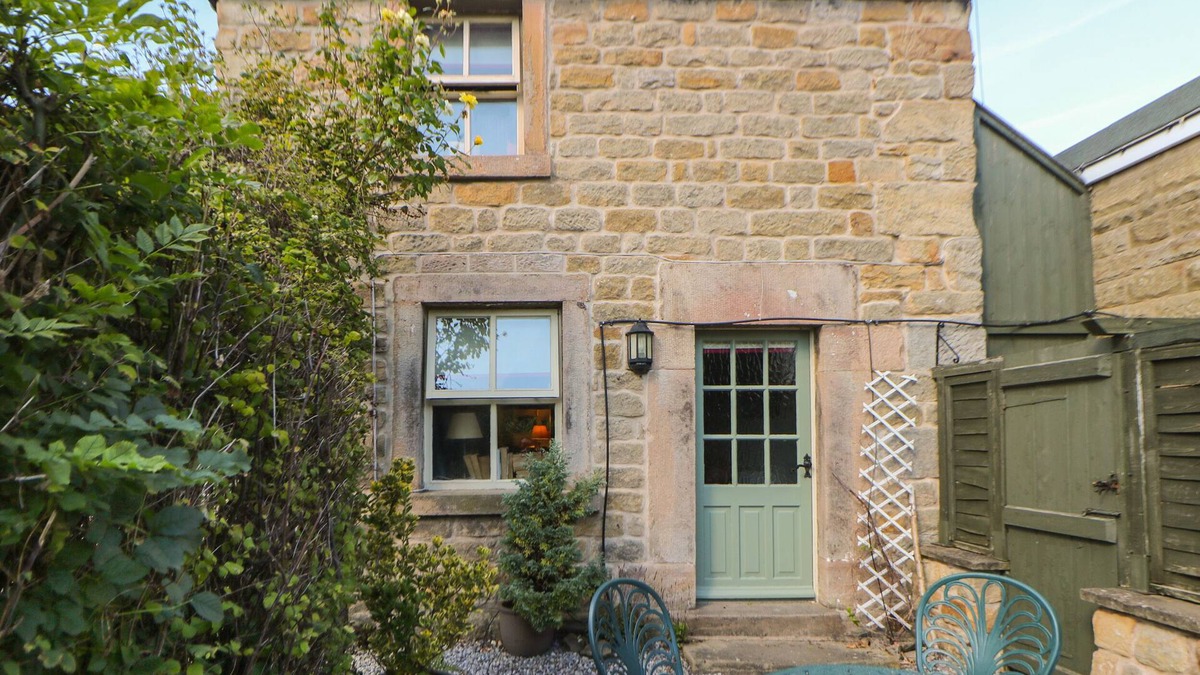 Baslow Cottage | CLEMATIS COTTAGE, family friendly, with a garden in Baslow