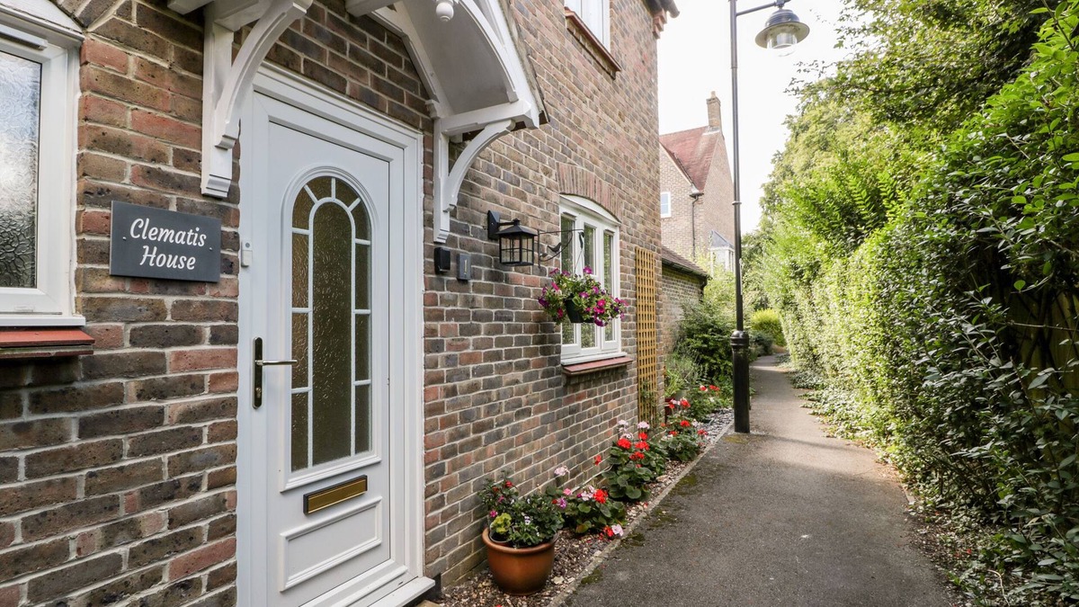 Dorchester Cottage | CLEMATIS HOUSE, family friendly, with a garden in Dorchester