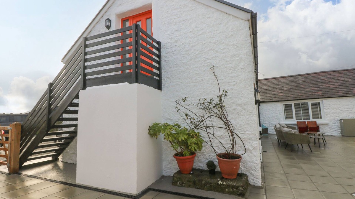 Jameston Cottage | CLEMENTINE COTTAGE, pet friendly, with a garden in Manorbier
