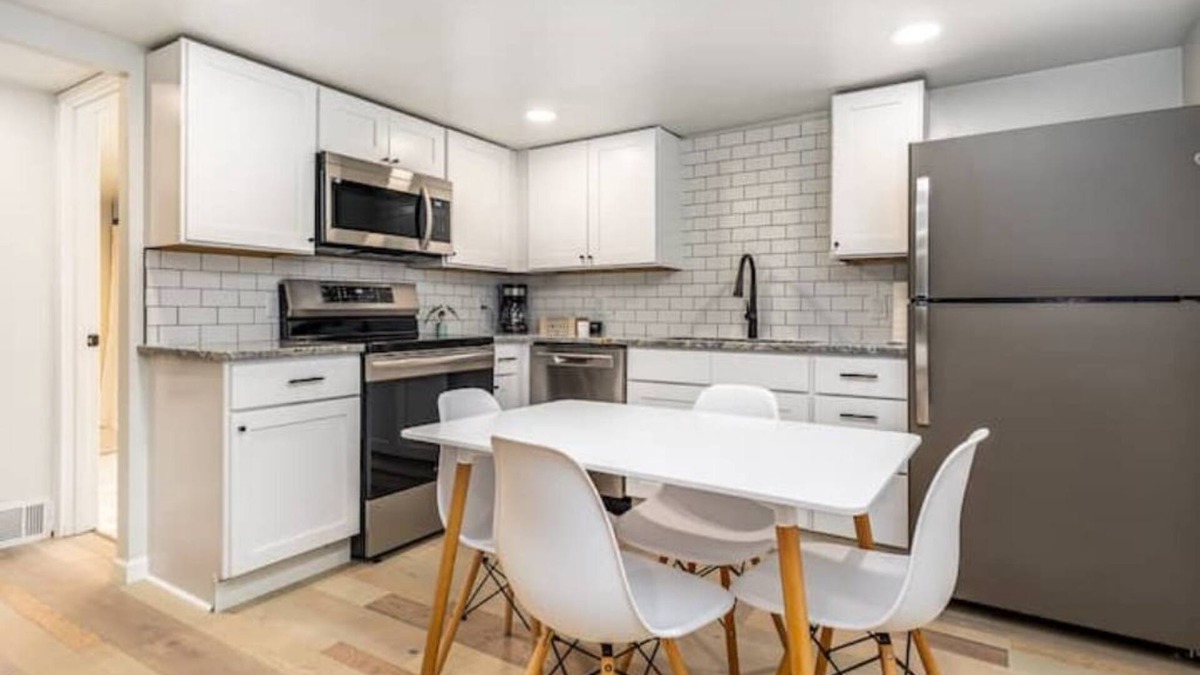 Dubuque House | Clementine Cutie 2bd1b-w/pullout