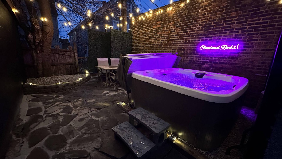 Little Italy Apartment | Cleveland Rocks-Little Italy! Massage chair/Hot tub #3