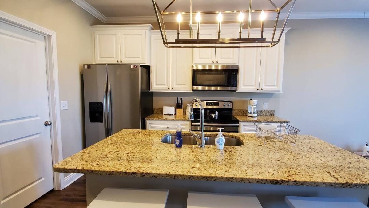 Calhoun House | ✨Click Me✨️Covered Parking +Free Wifi+Smart Tvs