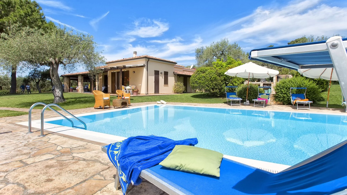 Alghero Villa | ClickSardegna Villa Luna in Alghero: with infinity pool and beautiful garden