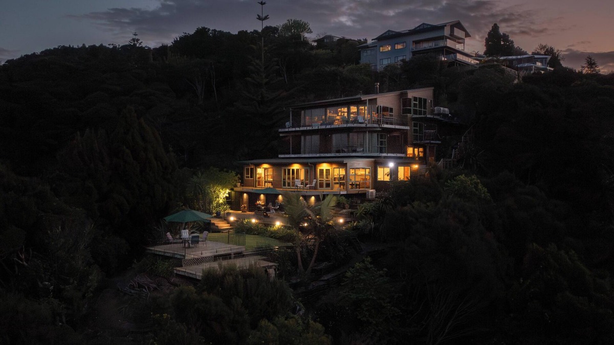 Opua Cabin | Cliff Edge by the Sea