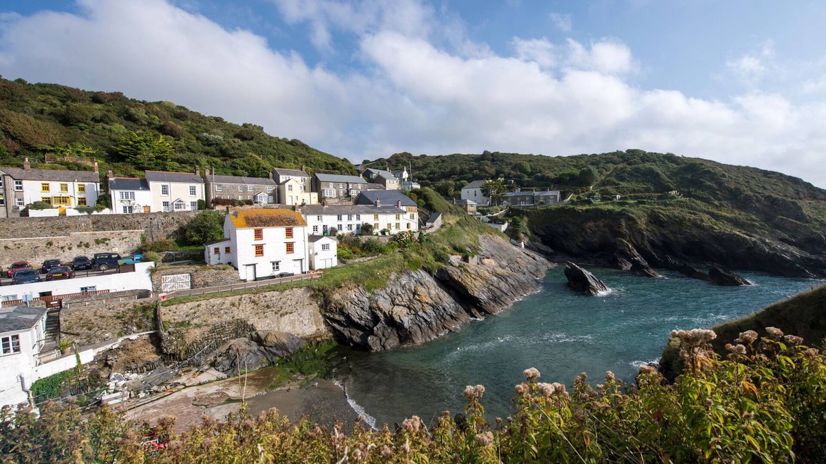 Portloe Cottage | Cliff Garden Holiday Cottage in Portloe With Stunning Garden And Sea Views