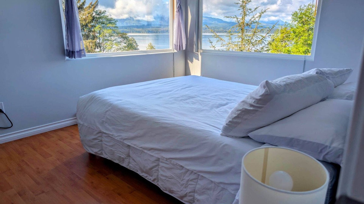 Alert Bay Cottage | Cliff Haven on the Bay, Panoramic Ocean & Mountain views, 1 bdrm, 2 beds Cottage