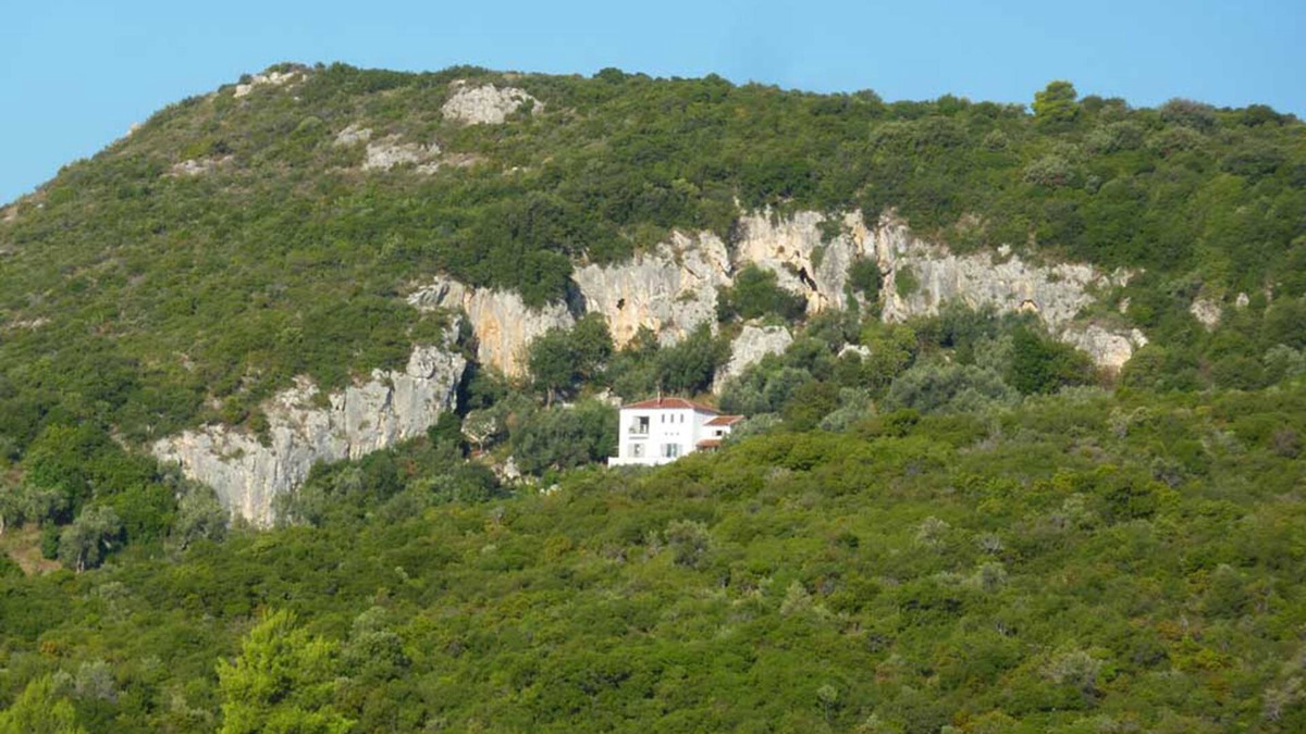 Kali Vrysi House | Cliff House: Unique, contemporary villa with guesthouse, breathtaking sea views