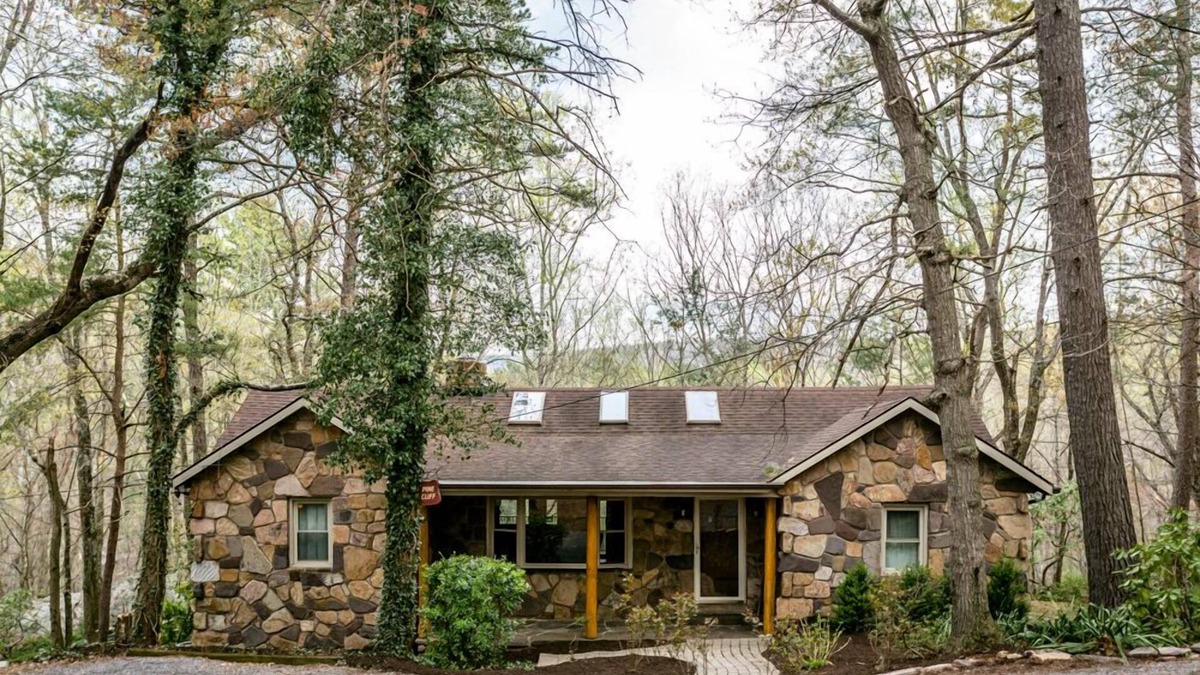 Rawley Springs Cabin | Cliff side living by the river at Pine Bluff