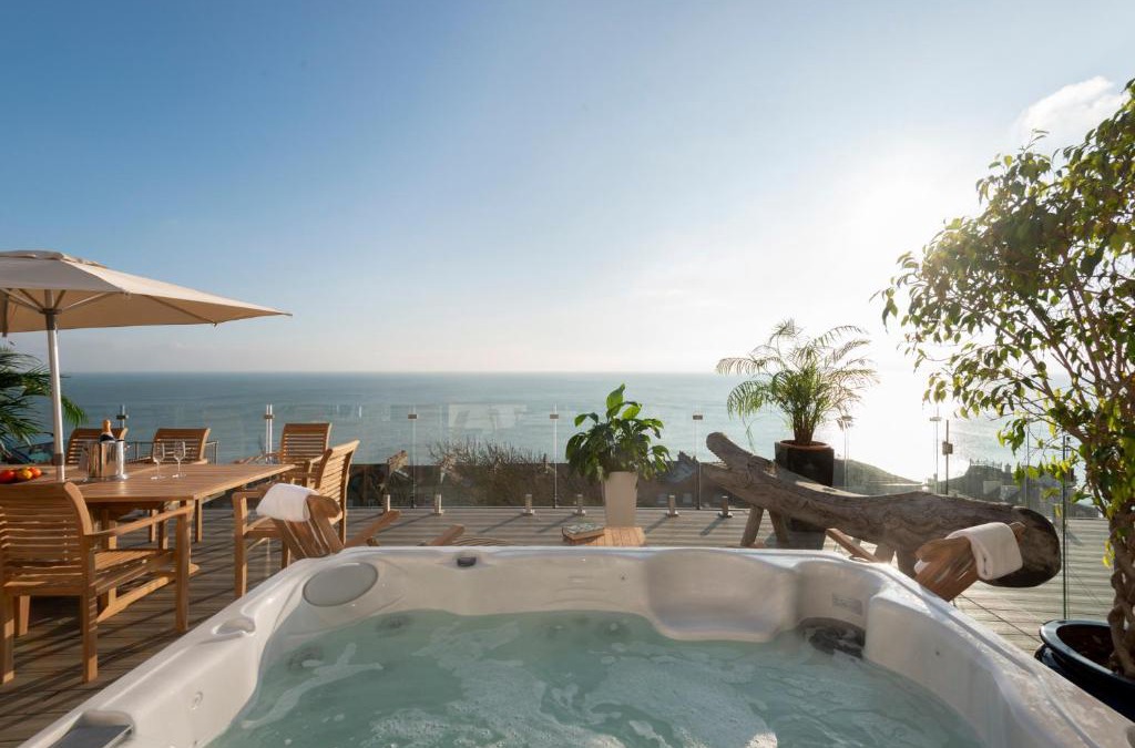 St Leonards-On-Sea House | Cliffhanger House - Sleeps 12-14 Sea Views