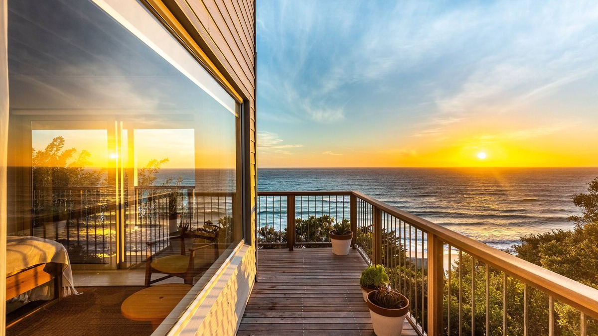 Cape Peninsula House | Cliffhanger Misty Cliffs: 3 bedrooms, 2.5 bath Beachfront Luxury Beach Bungalo