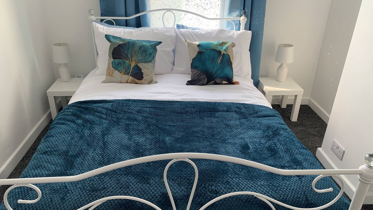 Westcliff-on-Sea Apartment | Cliffside Apartment Within Walking Distance of the Beach and Theatre