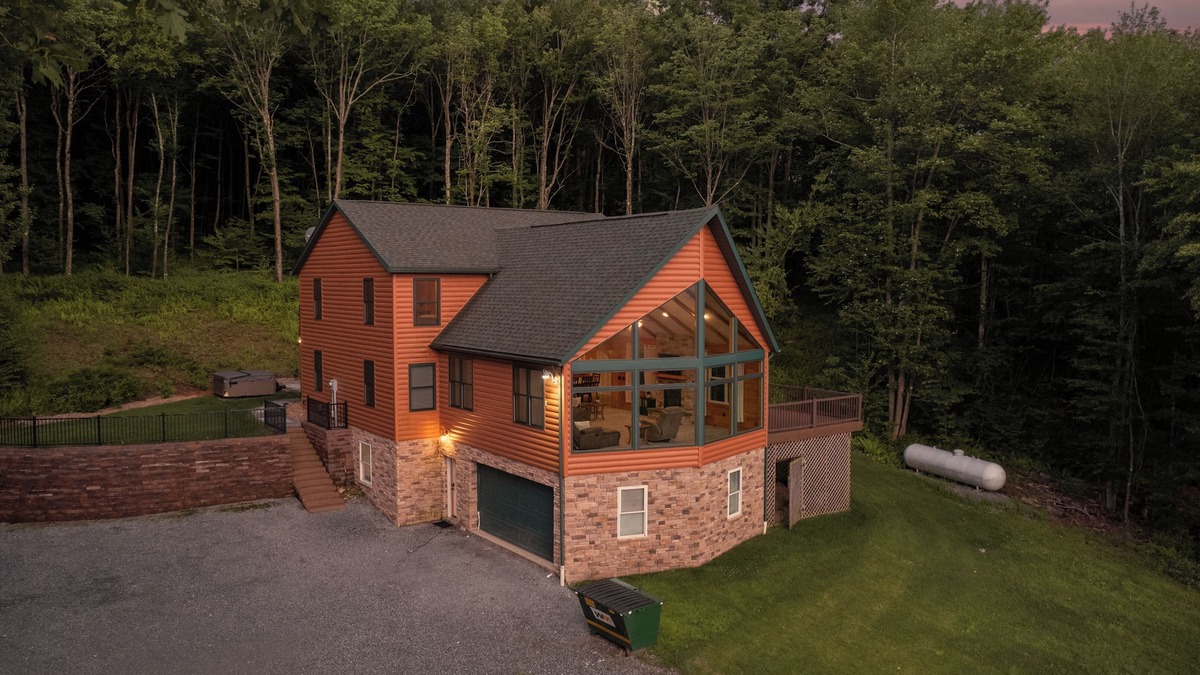 Woodland Cabin | Cliffside Cabin | HOT TUB, Pickleball, Fire Pit + More!
