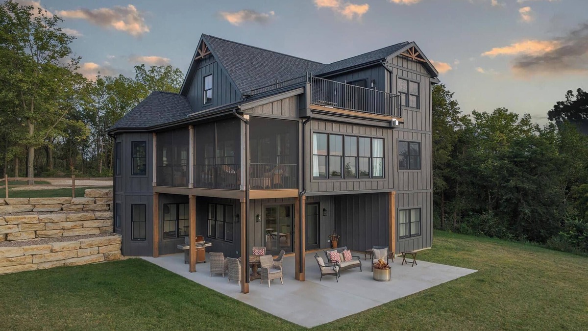 Elizabeth House | Cliffside Cottage, Private Pond, 50 acres w/Breathtaking views near Galena, IL