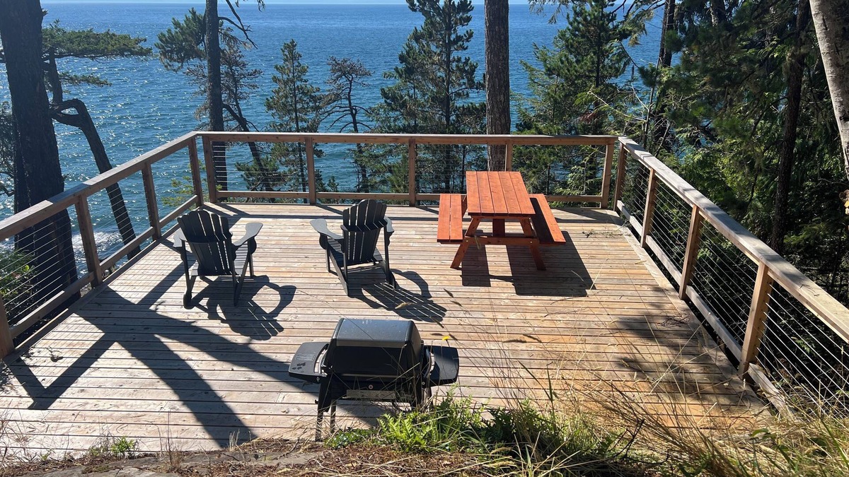 Juan de Fuca Electoral Area House | Cliffside Hideaway: Luxurious, Peaceful, with Gorgeous views Over the Ocean