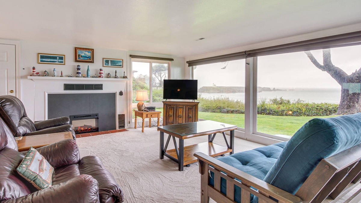 Coos Bay House | Cliffside Lighthouse Beach Home w/Ocean View