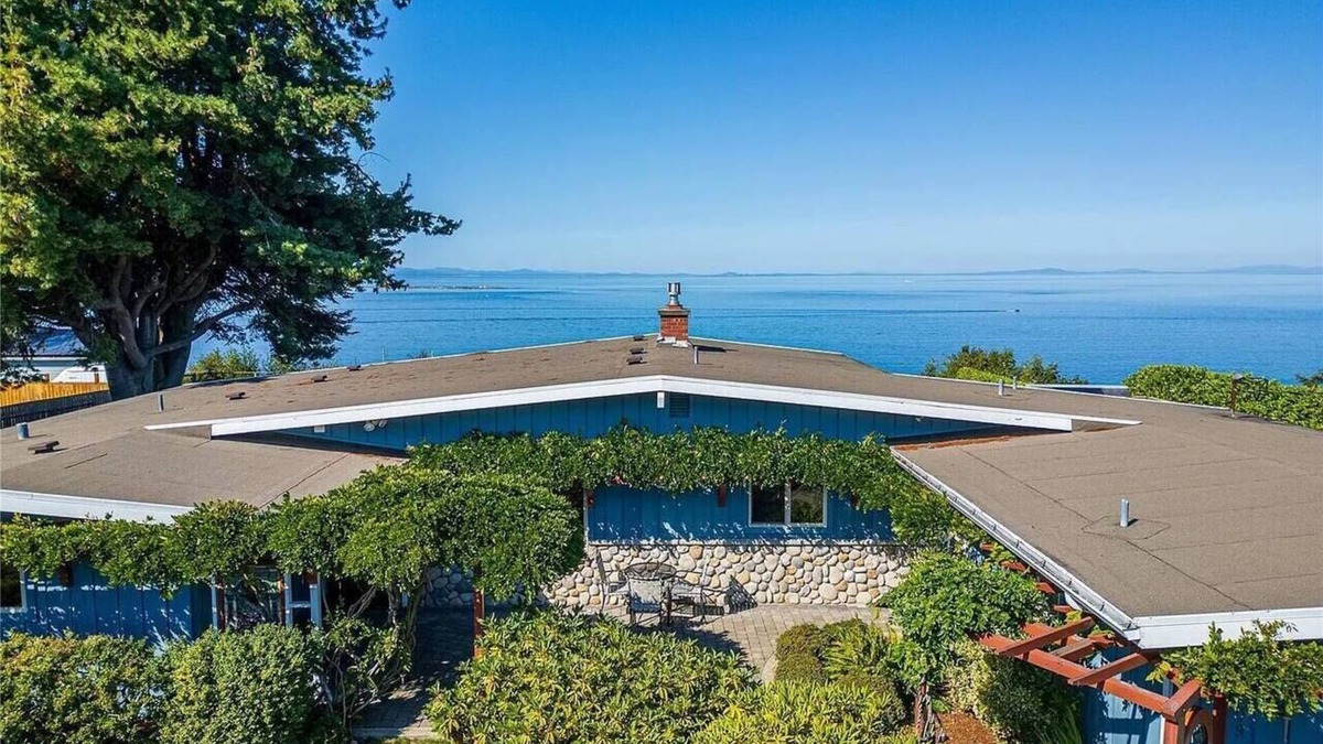 Port Angeles East House | Cliffside Rest, w/Oceanfront Views near Olympic National Park + Jacuzzi & Grill