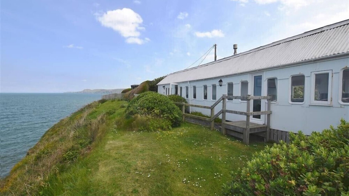 Aberporth Cottage | CLIFFTOP CARRIAGE, romantic, character holiday cottage in Aberporth