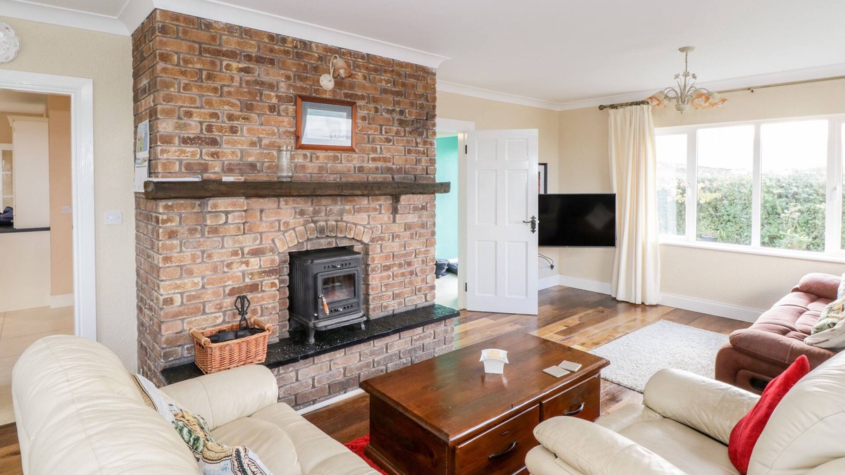 Tully Cottage | CLIFFTOP HAVEN, family friendly in Tully, County Galway