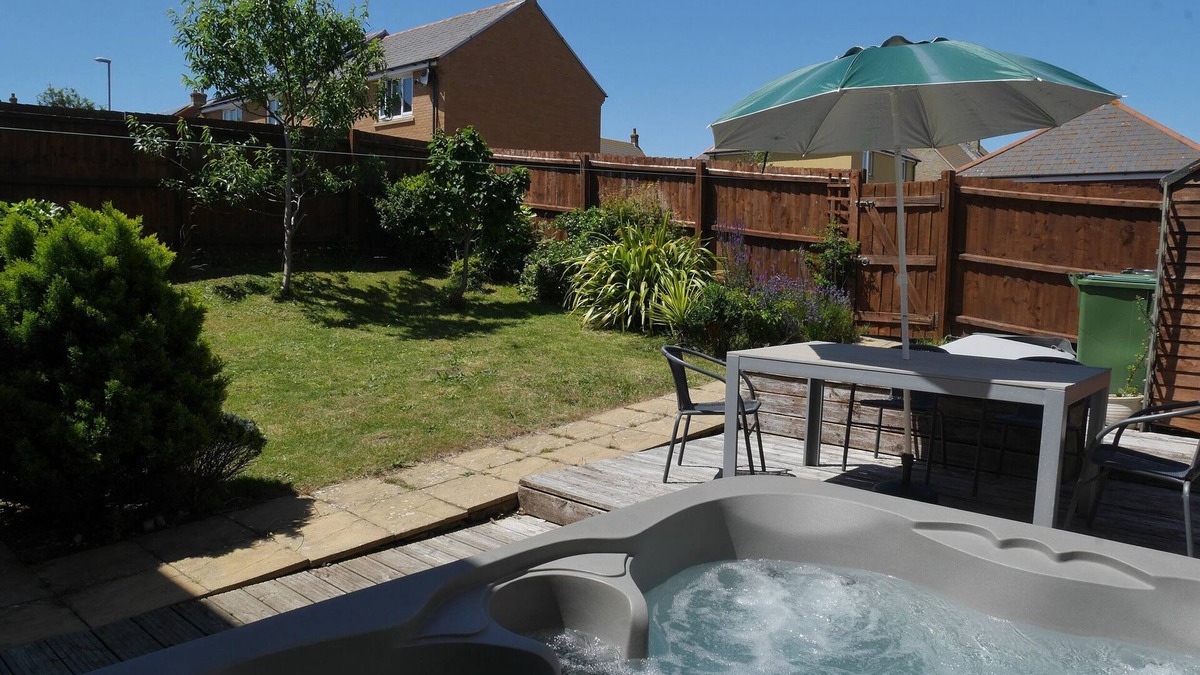 Southwell Cottage | CLIFFWALK COTTAGE, pet friendly, with hot tub in Portland Bill