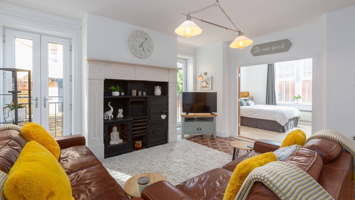 Lytham St. Anne's Apartment | Clifton Drive Beach Retreat - Dog Friendly - Beach Access - Sleeps 4