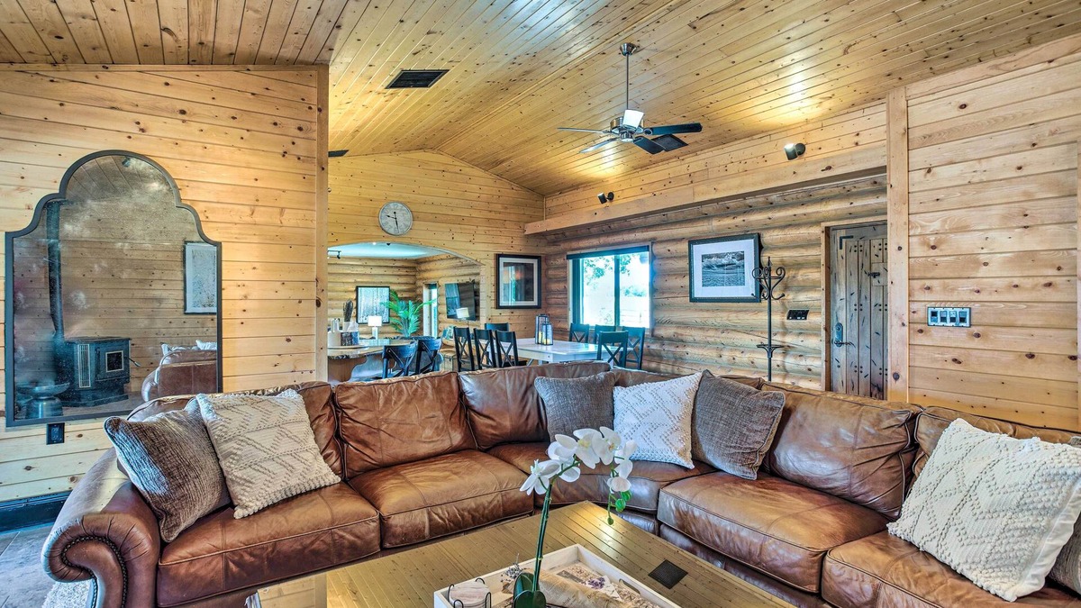 Clifton Cabin | Clifton Retreat w/Breathtaking Mt Backdrop!