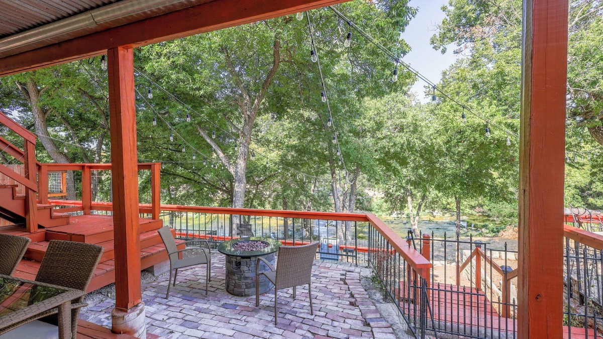 Belton House | Clink on the Creek- Creekside DT Belton- Pet Friendly