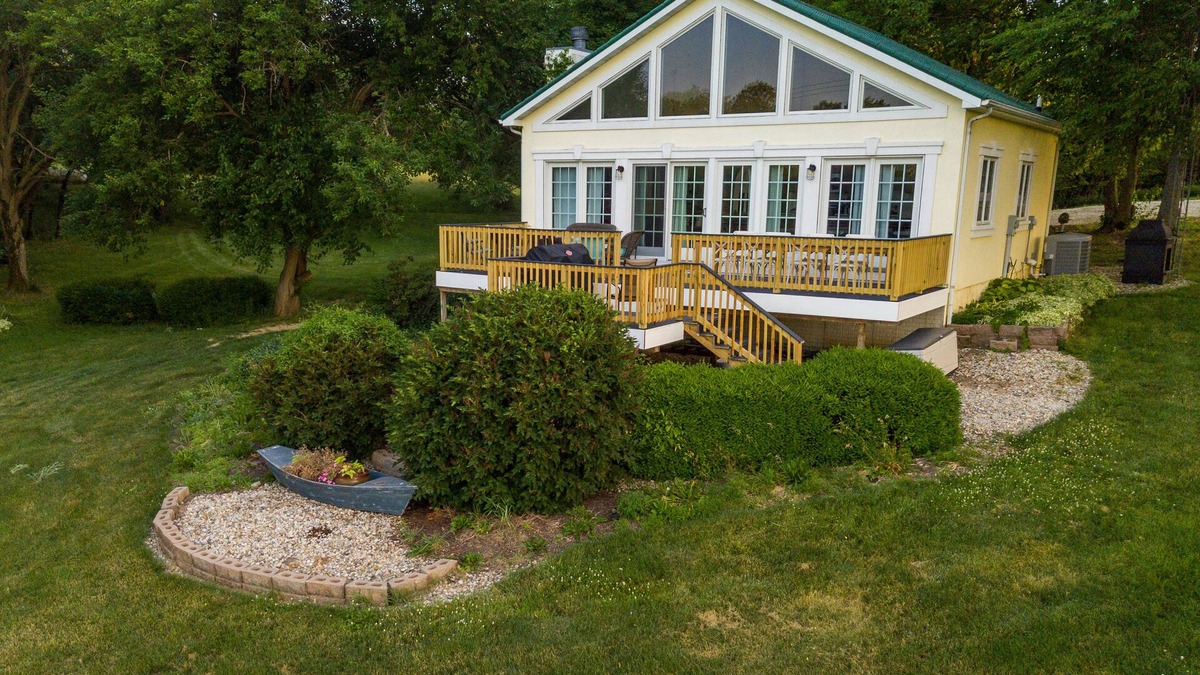 Lane Cottage | Clinton Lake Vacation Rentals.Charlie’s Lakeside Cottage! Beautiful lake views!