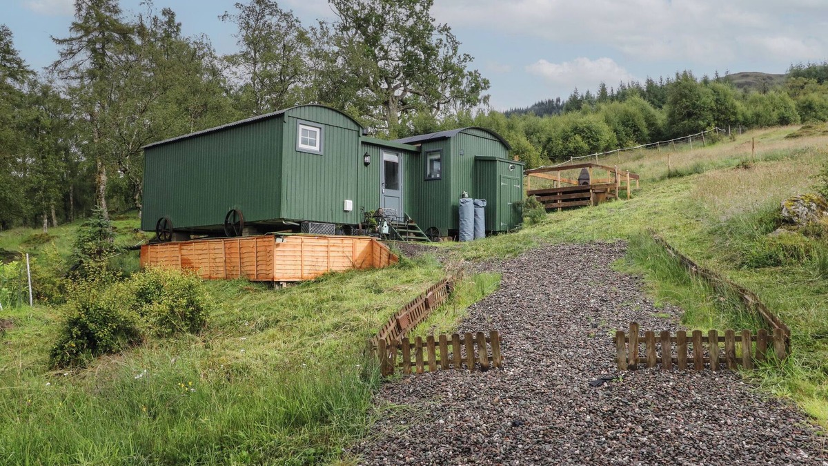 Lochearnhead Cottage | CLIONADH SHEPHERDS HUT, pet friendly, with open fire in Strathyre