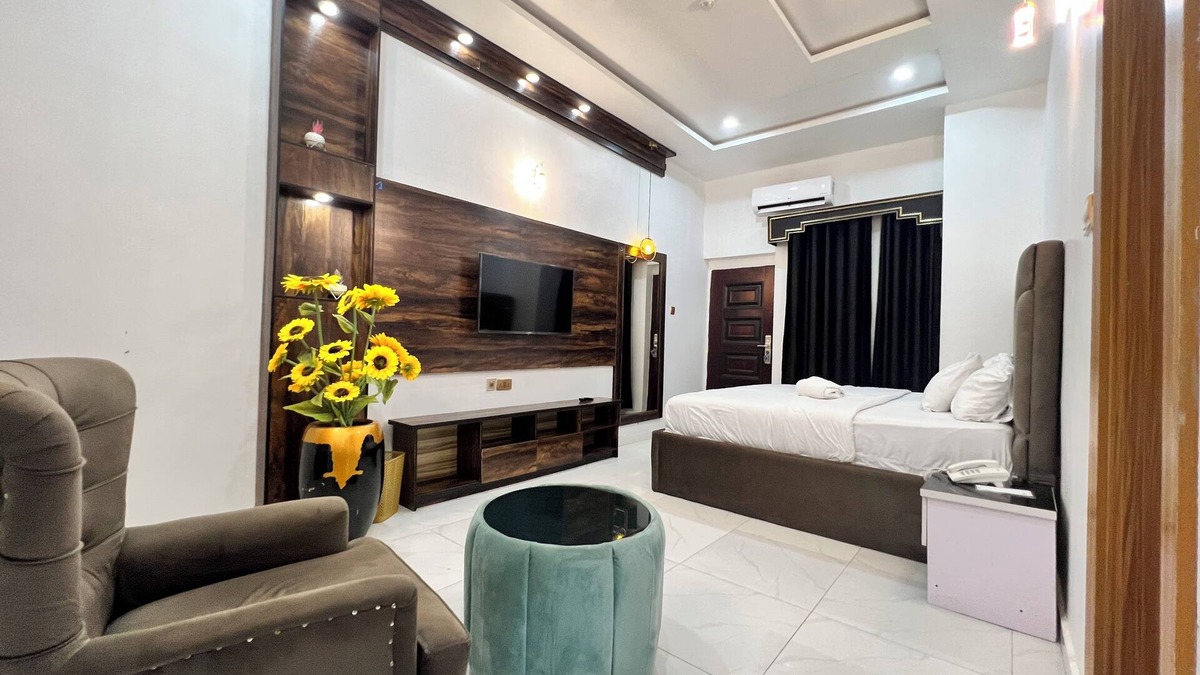 Ekrokpe Hotel | Clique Court Hotel & Suite
