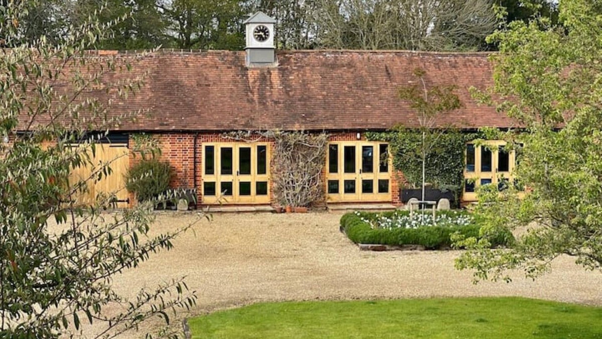Kingwood House | Clock Tower - 2 Bed Pretty Unique Barn with Indoor Pool