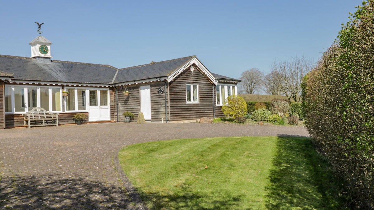 Marlborough Cottage | CLOCK TOWER COTTAGE, pet friendly, with a garden in Great Bedwyn