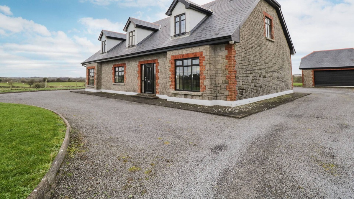 Ballinrobe Cottage | CLOONACASTLE COTTAGE, family friendly in Ballinrobe, County Mayo