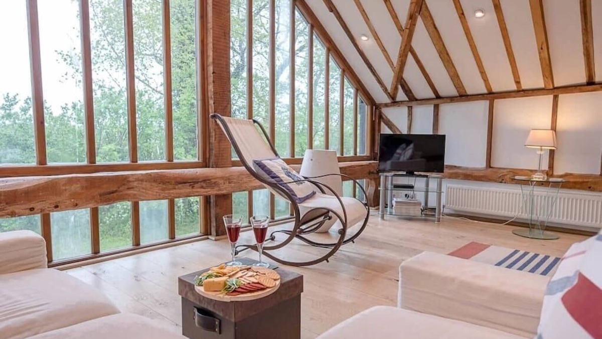 Woodbridge Apartment | Clopton Hayloft - spacious apartment with Tennis C