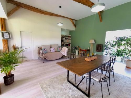 Saint-Martin-du-Bois Bed & Breakfast | Clos de la source