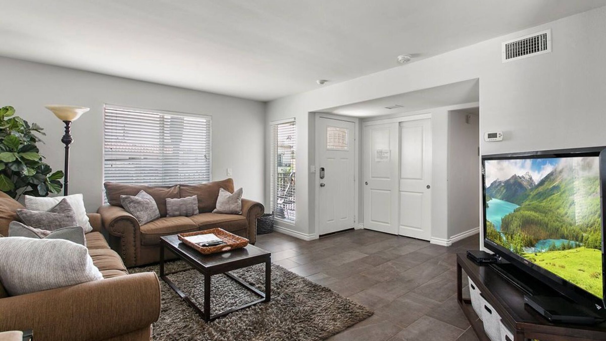 Huntington Beach Apartment | Close 2 the beach, away from crowds