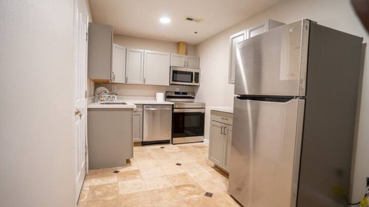 Des Moines House | Close To Airport: Modern Living