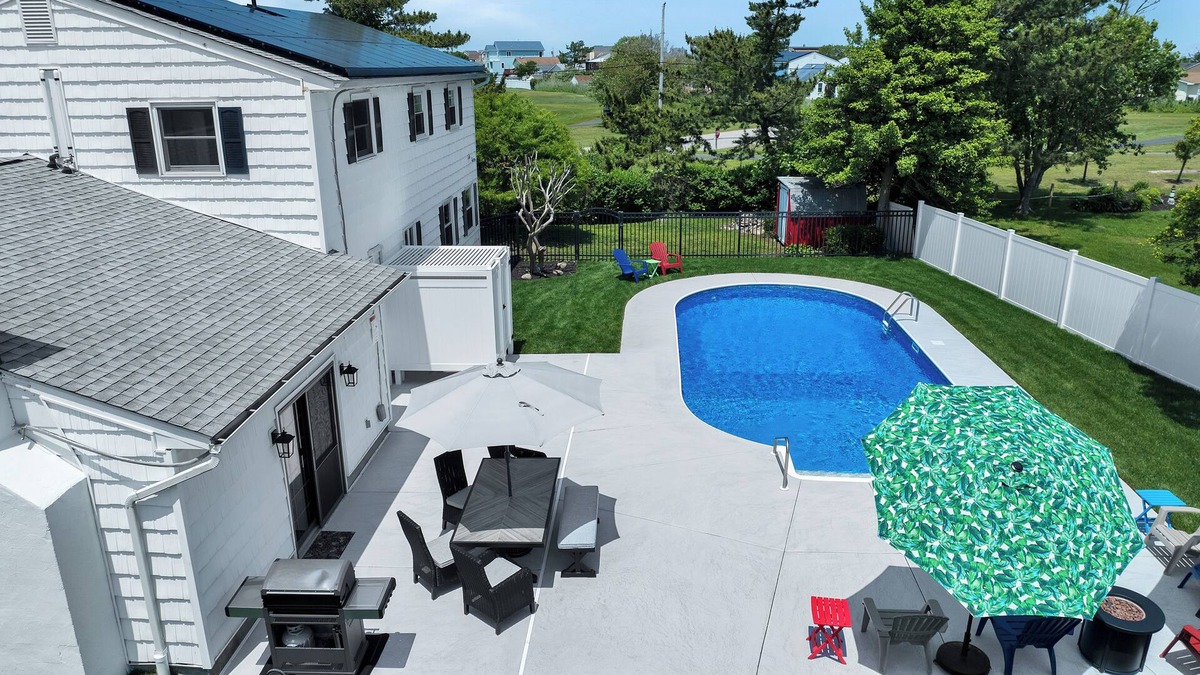 Brigantine House | Close To Beach, 5 Bedroom, Sleeps 12, Saltwater Pool, Large Yard, On Golf Course