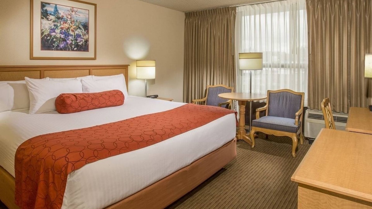Wilburton Hotel | Close to Best Coffee Shops Perfect for Your Relaxing Stay! Onsite Parking, Pool