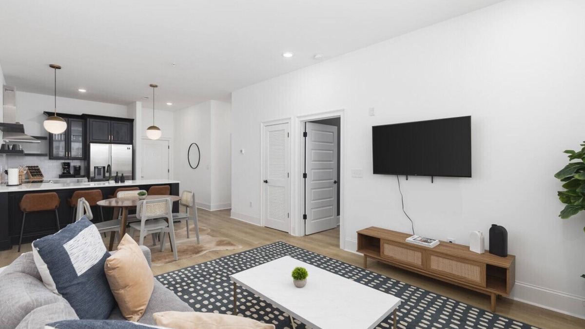 Cleveland Park House | Close to Broadway + Walkable Area - 4 Bed, 2 Bedrm