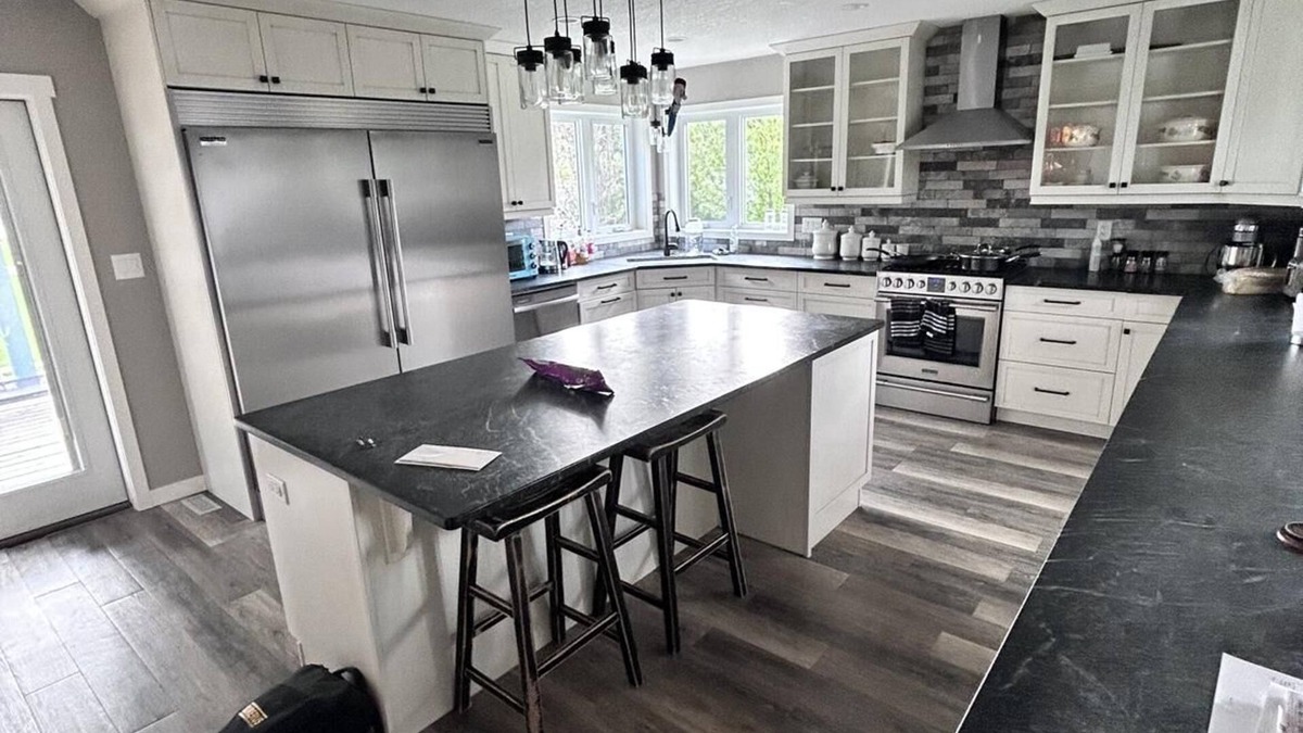 Erskine House | Close to Buffalo lake