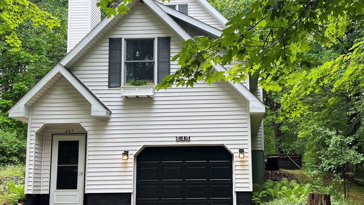 Leland House | Close to downtown Leland, Fishtown, Vans Beach. Hot tub.