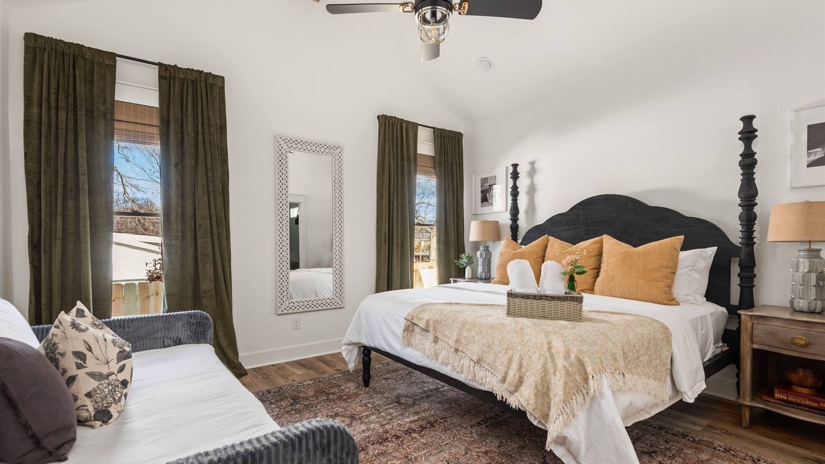 Maxwell House | Close to Downtown Nashville | Walk to Food, Bars | Single Level Home | King Beds