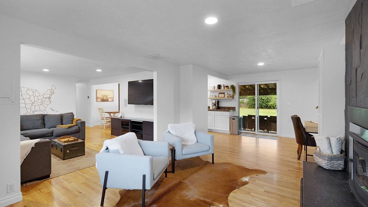 Oregon City House | Close to downtown Oregon City, King Bed, Fire Pit, fireplace and a huge backyard
