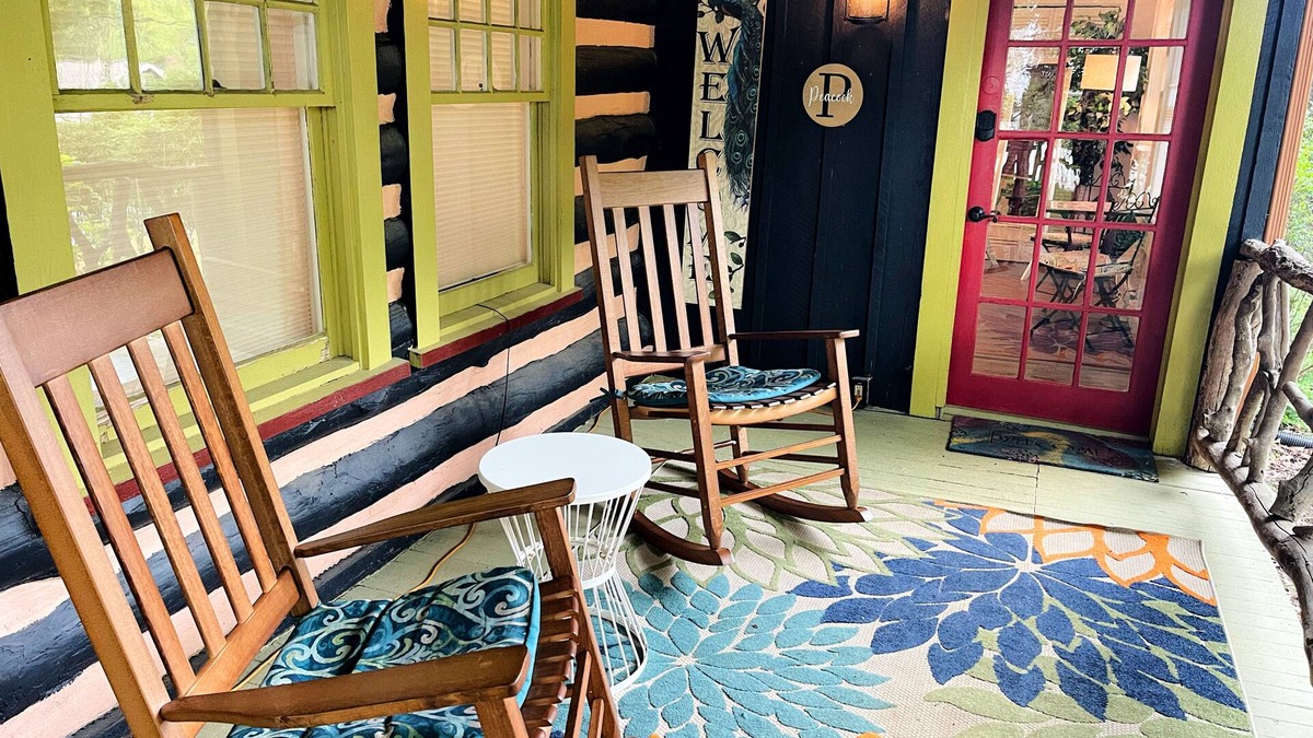 Murdock - Linden Cottage | CLOSE TO DOWNTOWN- The Peacock Retreat- Dogs Stay Free