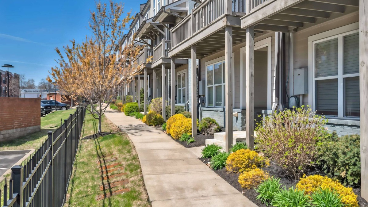 Eighth Avenue House | Close to DT Game Garage Bar Large Living Room